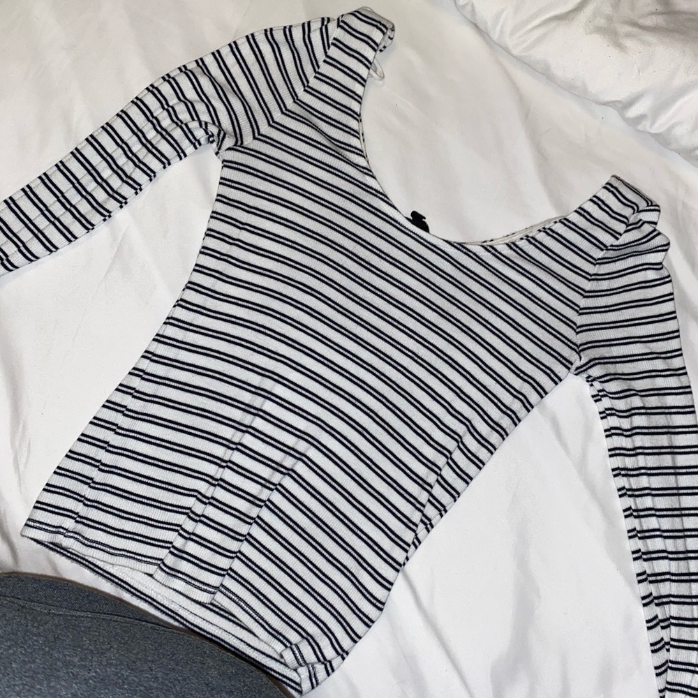 Aèropostale black and white long sleeve